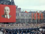 vladimir-lenin-dalam-perayaan-victory-day-8-mei-1985.jpg