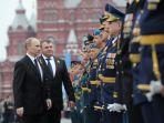 vladimir-putin-dan-menteri-pertahanan-rusia-anatoly-serdyukov-di-lapangan-merah-moskow.jpg