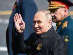 vladimir-putin-dan-menteri-pertahanan-sergei-shoigu-meninggalkan-lapangan-merah.jpg