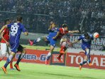 vladimir-vujovic-sundul-bola-dibayangi-pemain-persija_20160717_184048.jpg