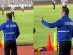 vlogger-asal-vietnam-mendapat-kesempatan-menyaksikan-latihan-terbuka-timnas-indonesia.jpg