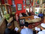 vokalis-band-legendaris-koes-plus-yon-koeswoyo-tutup-usia_20180105_181930.jpg