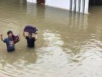 vokalis-dmasiv-rian-ekky-pradipta-menerobos-banjir-di-kawasan-kemang-jakarta-selatan.jpg