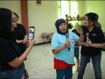 vokalis-era-90-an-komunitas-female-90s-hibur-kakek-nenek-panti-werdha-budi-mulia-3.jpg