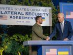 volodymyr-zelensky-dan-presiden-as-joe-biden-selama-konferensi-ktt-g7-di-italia-13-juni-2024.jpg