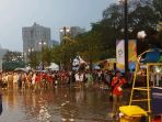 volunteer-yang-rela-hujan-hujanan_20180902_192319.jpg