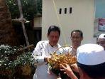 wagub-kepri-isdianto-memetik-buah-kurma.jpg