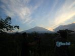 wajah-gunung-agung-terlihat-dari-pos-pantau-gunung-api-agung_20170928_201314.jpg