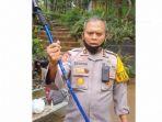 wakapolres-karanganyar-kompol-busroni-menunjukkan-alat-untuk-menangkis.jpg