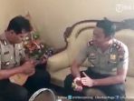 wakapolres-semarang-kompol-cahyo-nembang-ketaman-asmoro-diiringi-kentrungan_20170208_184204.jpg