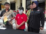 wakasat-reskrim-polrestabes-surabaya-kompol-i-dewa-gede-juliana-kiri-menunjukan-barang-bukti-atas_20171208_161017.jpg