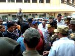 wakasatpol-pp-dki-jakarta-berdiskusi-dengan-pedagang_20170607_160821.jpg