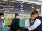 wakil-bupati-sumedang-erwan-setiawan-menyerahkan-surat-bukti.jpg