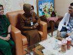 wakil-direktur-rsud-bontang-dr-toetoek-pribadi-didampingi-dok.jpg