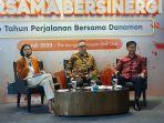 wakil-direktur-utama-danamon-hafid-hadeli-tengah.jpg