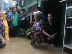 wakil-gubernur-dki-djarot-saiful-hidayat-saat-meninjau-lokasi-banjir_20170221_182120.jpg
