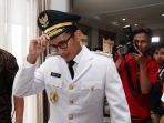 wakil-gubernur-dki-sandiaga-uno-jalani-fitting-baju-dinas_20171012_135902.jpg