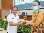 wakil-gubernur-maluku-barnabas-orno-menyerahkan-cinderamata-kepada-wamendag.jpg