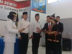 wakil-gubernur-sulbar-enny-angraeny-anwar-menyerahkan-remisi-kepad_20180817_182758.jpg