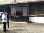 wakil-karokaro-camat-delitua-saat-mendatangi-lokasi-rumah-yang-dibakar.jpg