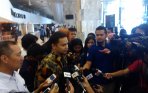 wakil-ketua-komisi-i-hanafi-rais-ditengah-para-wartawan_20141106_180118.jpg