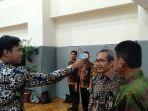 wakil-ketua-kpk-alexander-marwata-saat-diukur-suhu-tubuhnya-di.jpg