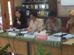 wakil-ketua-lpsk-livia-lstania-df-iskandar-bersama-tiga-komisioner-komnas-perempuan.jpg