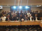 wakil-ketua-umum-pssi-cucu-soemantri-berfoto-bersama.jpg