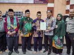 wakil-menteri-atrbpn-raja-juli-antoni-menyerahkan-sertifikat-tanah.jpg
