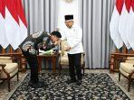 wakil-presiden-terpilih-gibran-rakabuming-raka-cium-tangan-wapres-maruf-amin.jpg