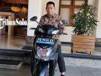 wakil-wali-kota-solo-teguh-prakosa-menggunakan-motor-listrik.jpg