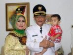 wakil-walikota-tegal-nursholeh-bersama-keluarga_20170831_110046.jpg