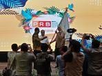 wali-kota-ambon-richard-louhenapessy-menerima-pataka-dari-kepala-bnpb-letjen-donny-monardo.jpg