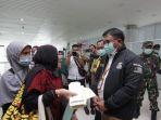 wali-kota-balikpapan-rizal-effendi-bagikan-masker.jpg