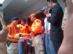 wali-kota-bandung-berikan-jaket-rescue-siswa-sman-6-bandung_20170228_094653.jpg
