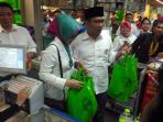 wali-kota-bandung-peresmian-kantong-plastik-berbayar_20160221_123200.jpg