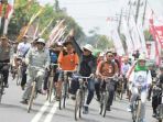 wali-kota-blitar-pun-ikut-gowes-bersama-15-ribu-peserta_20170813_214938.jpg