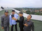 wali-kota-bogor-bima-arya-berswafoto-bersama-anggota-dprd-ketika-meninjau-gedung-baru.jpg