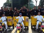 wali-kota-bogor-bima-arya-dan-motor-pengangkut-sampah_20160106_141104.jpg
