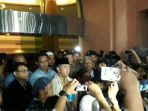 wali-kota-jambi-sy-fasha-saat-menyegel-hotel-novita_20170105_120020.jpg