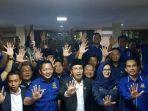 wali-kota-makassar-danny-pomanto-tengah-berpeci-hitam-saat-bersama-p.jpg