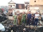 wali-kota-makassar-tinjau-korban-kebakaran_20151102_191857.jpg