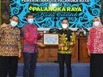 wali-kota-palangka-raya-fairid-naparin-menerima-penghargaan-atas-raihan-wtp-lkpd.jpg