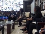 wali-kota-risma-saat-menceritakan-bom-surabaya-kepada-moazzam-di-sisinya_20180606_195225.jpg
