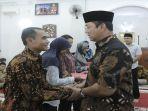 wali-kota-semarang-hendrar-prihadi-pun-mencoba-meringangkan-beban-para-keluarga-kpps.jpg