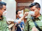 wali-kota-solo-gibran-rakabuming-melepaskan-secara-paksa-masker-yang-dikenakan-hari-misbah.jpg