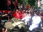 wali-kota-surabaya-risma-dan-wisnu-naik-jeep-amerika_1_20160217_115129.jpg