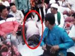 wali-kota-surabaya-risma-saat-sujud-di-depan-takmir_20180516_155007.jpg