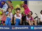 wali-kota-surabaya-tri-rismaharini-ajak-anak-anak-surabaya-bernyanyi_20160730_233122.jpg