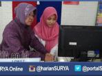 wali-kota-surabaya-tri-rismaharini-bantu-petugas-e-ktp_20160827_145926.jpg